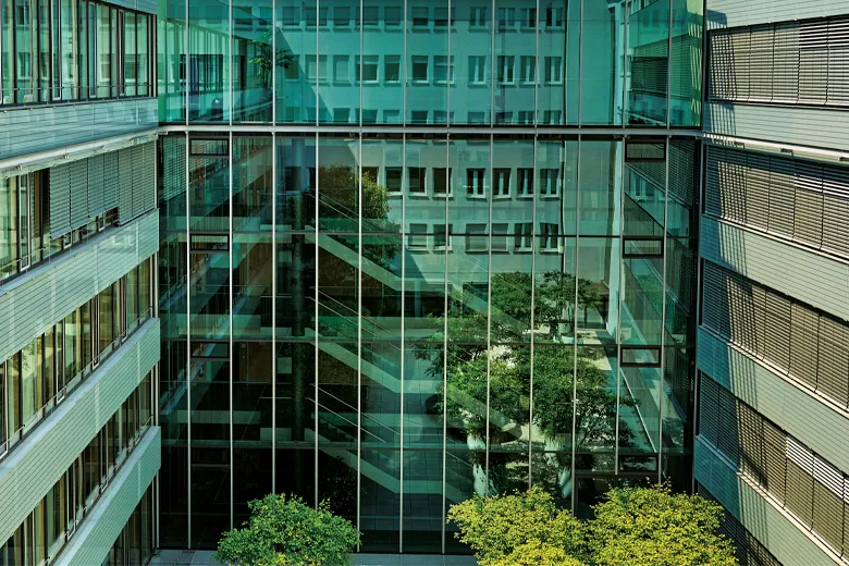 Glasfassade mit Spiegelung des WGV Innenhofs