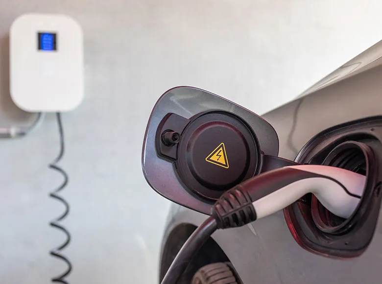 Elektroauto an Wallbox Ladestation angeschlossen