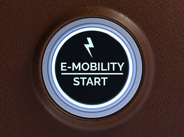 Startknopf mit Aufschrift E-Mobility Start