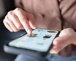 Person bedient Smartphone mit Touchscreen