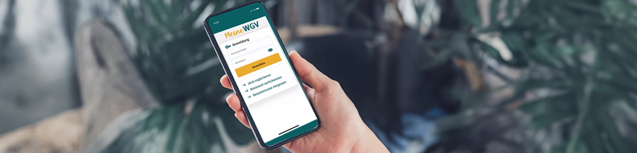 Hand hält Smartphone mit geöffneter Meine WGV App