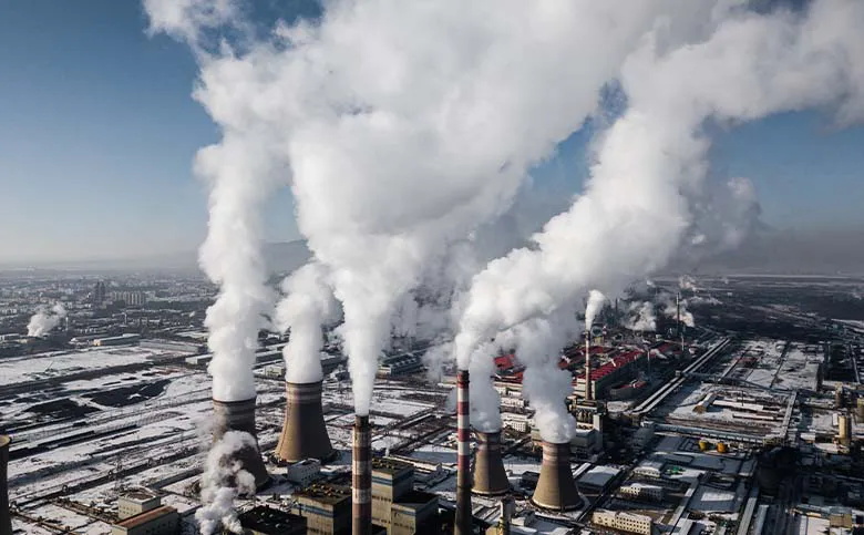 Rauchende Schornsteine eines Industriegebiets