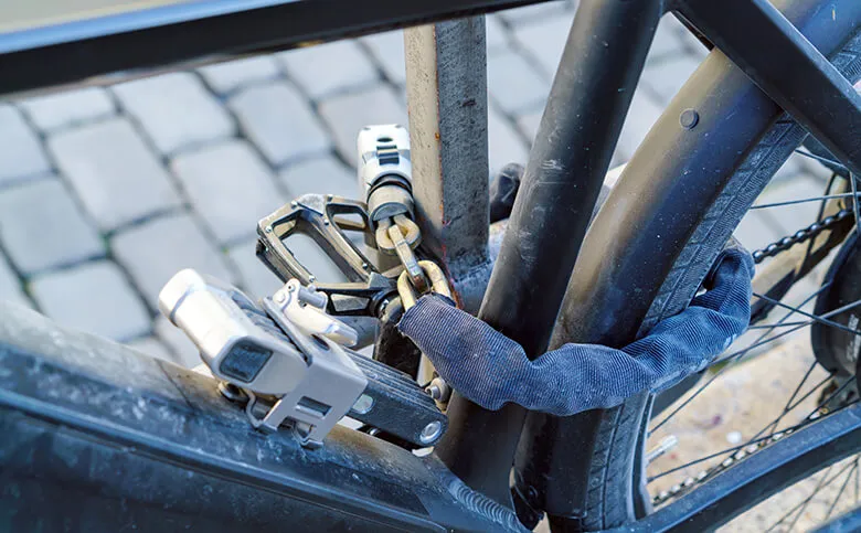 E-Bike mit einem Schloss an einem Pfosten gesichert