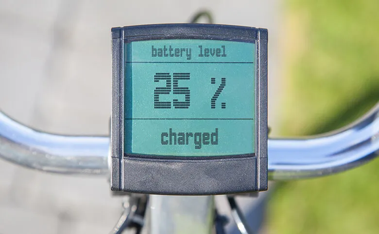 Display eines E-Bikes zeigt einen Akkustand von 25 % an