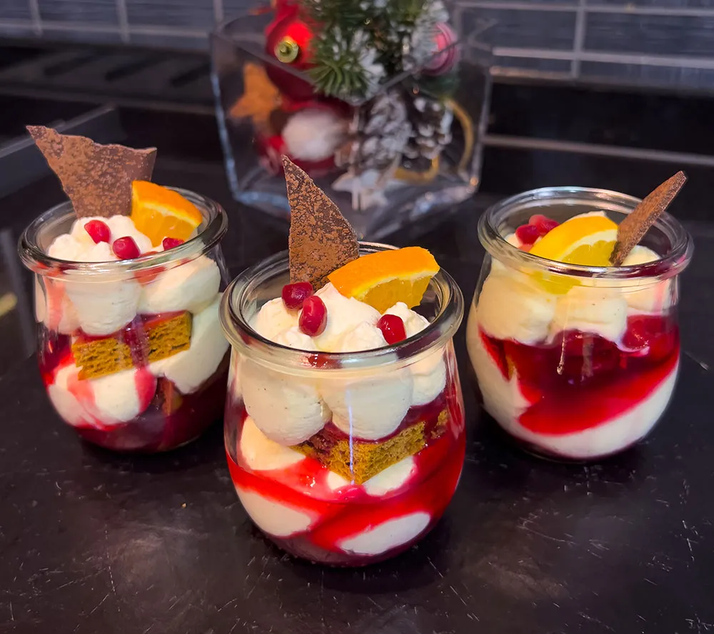 Weihnachtliches Dessert in kleinen Gläsern.