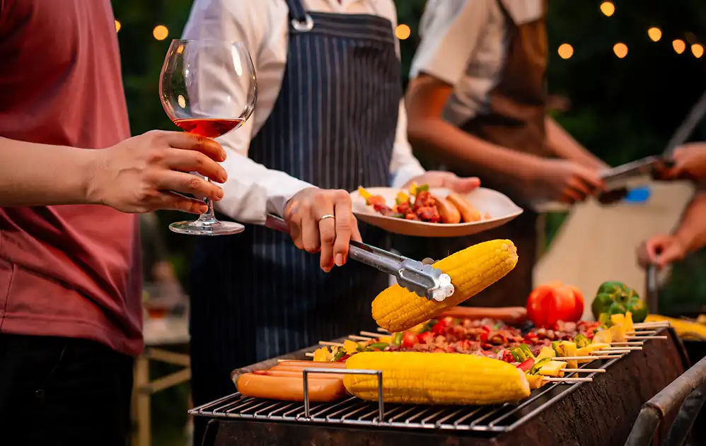 Menschen die grillen.