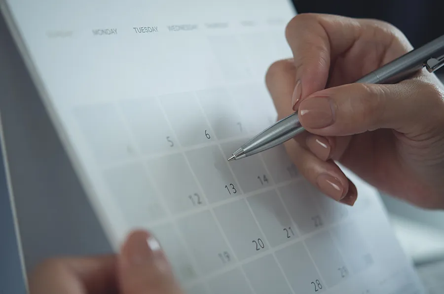 Etwas wird in einem Kalender markiert.