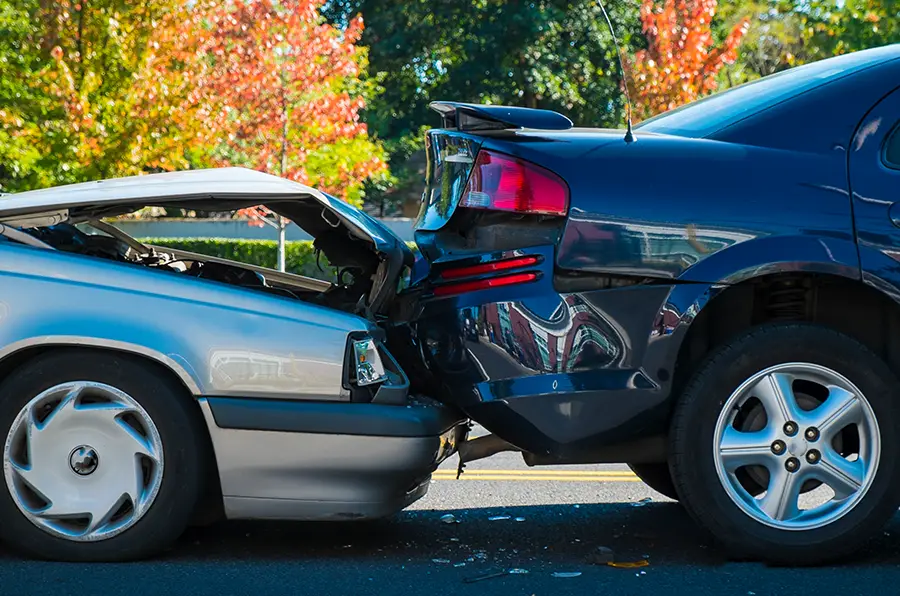 Symbolbild Auffahrunfall: Ein Auto ist einem Anderen hinten reingefahren, beide sind mäßig beschädigt.
