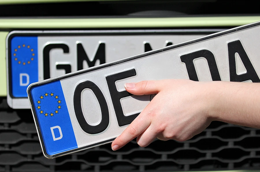 Autokennzeichen wird ausgetauscht.