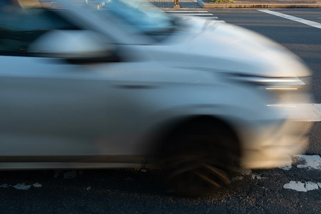 Ein Auto rauscht vorbei.