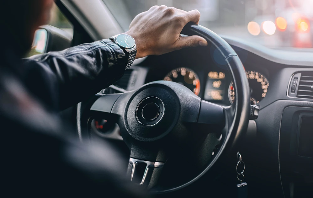 Symbolbild Kontrollleuchten im Auto: Lenkrad und Dashboard