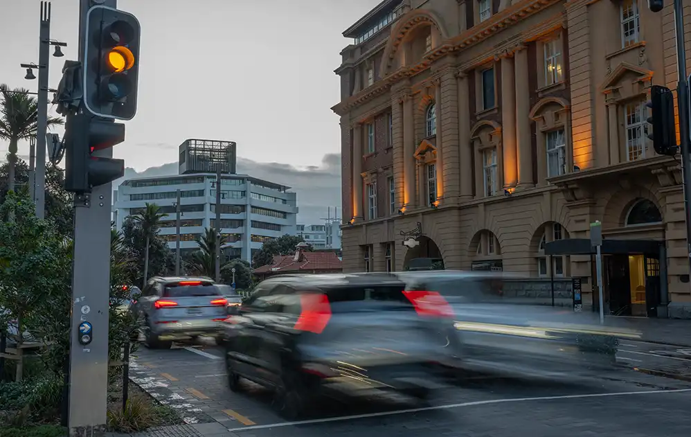 Auto fährt über orangene Ampel.