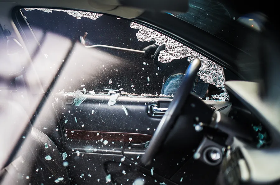 Kaputtes Seitenfenster eines Autos.