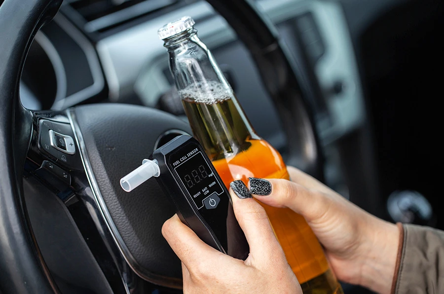 Bierflasche und Alkoholmessgerät