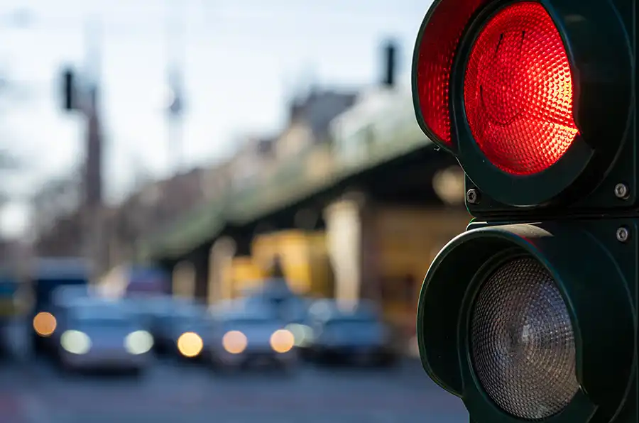Nahaufnahme einer roten Ampel.