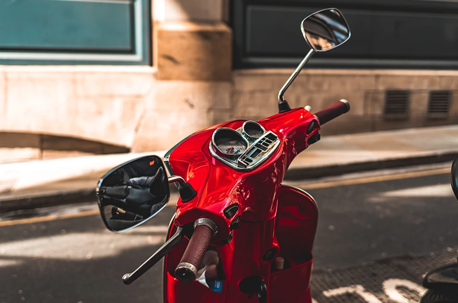 Roter Motorroller