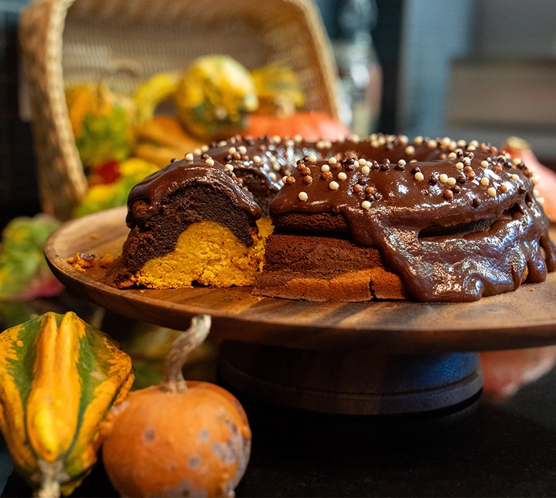 Kürbis-Marmor-Kuchen auf einem Teller 