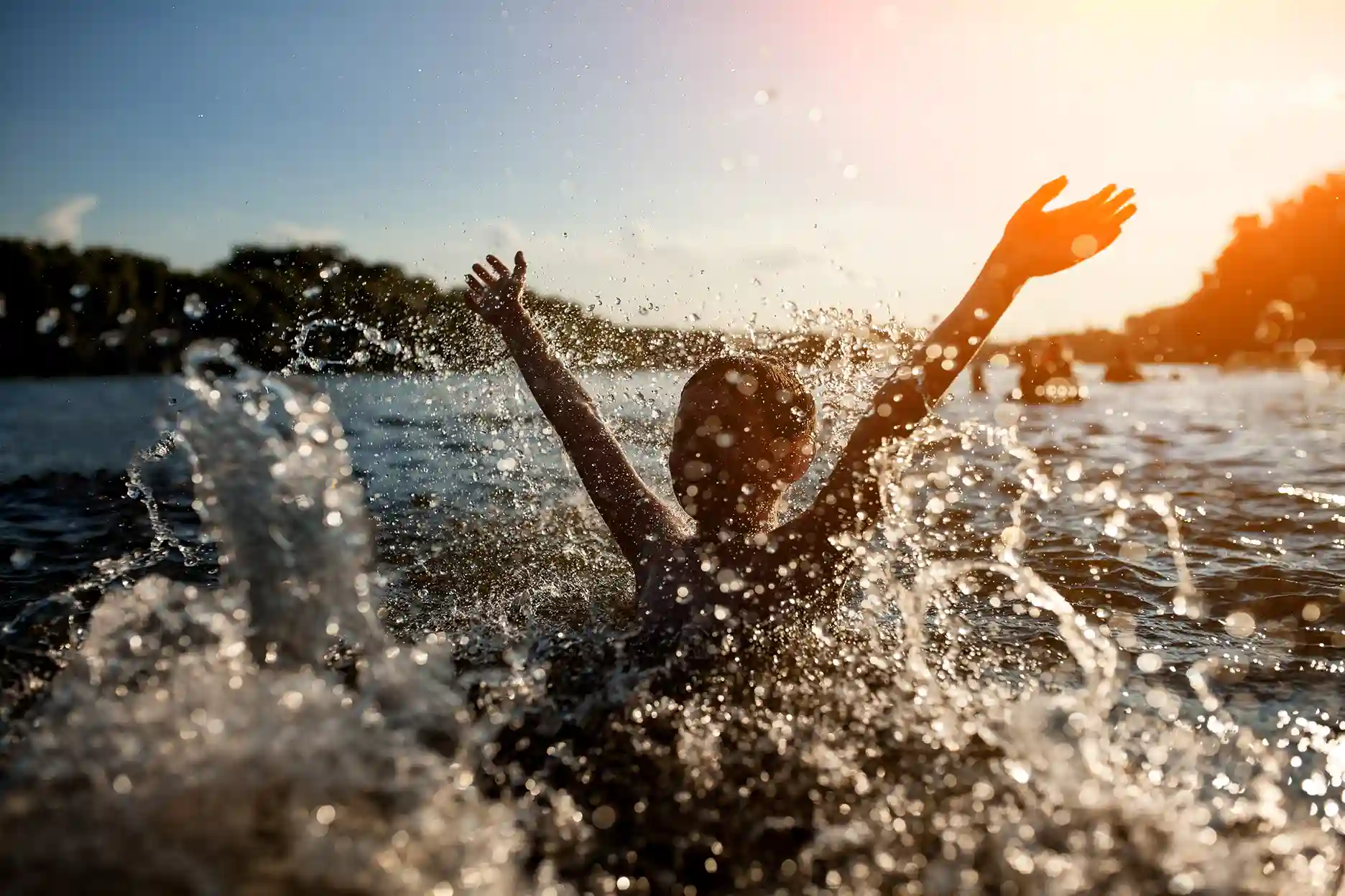 Kind im Sommer im Badesee