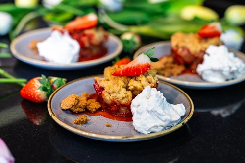 Erdbeer-Rhabarber-Crumble mit Vanillesahne