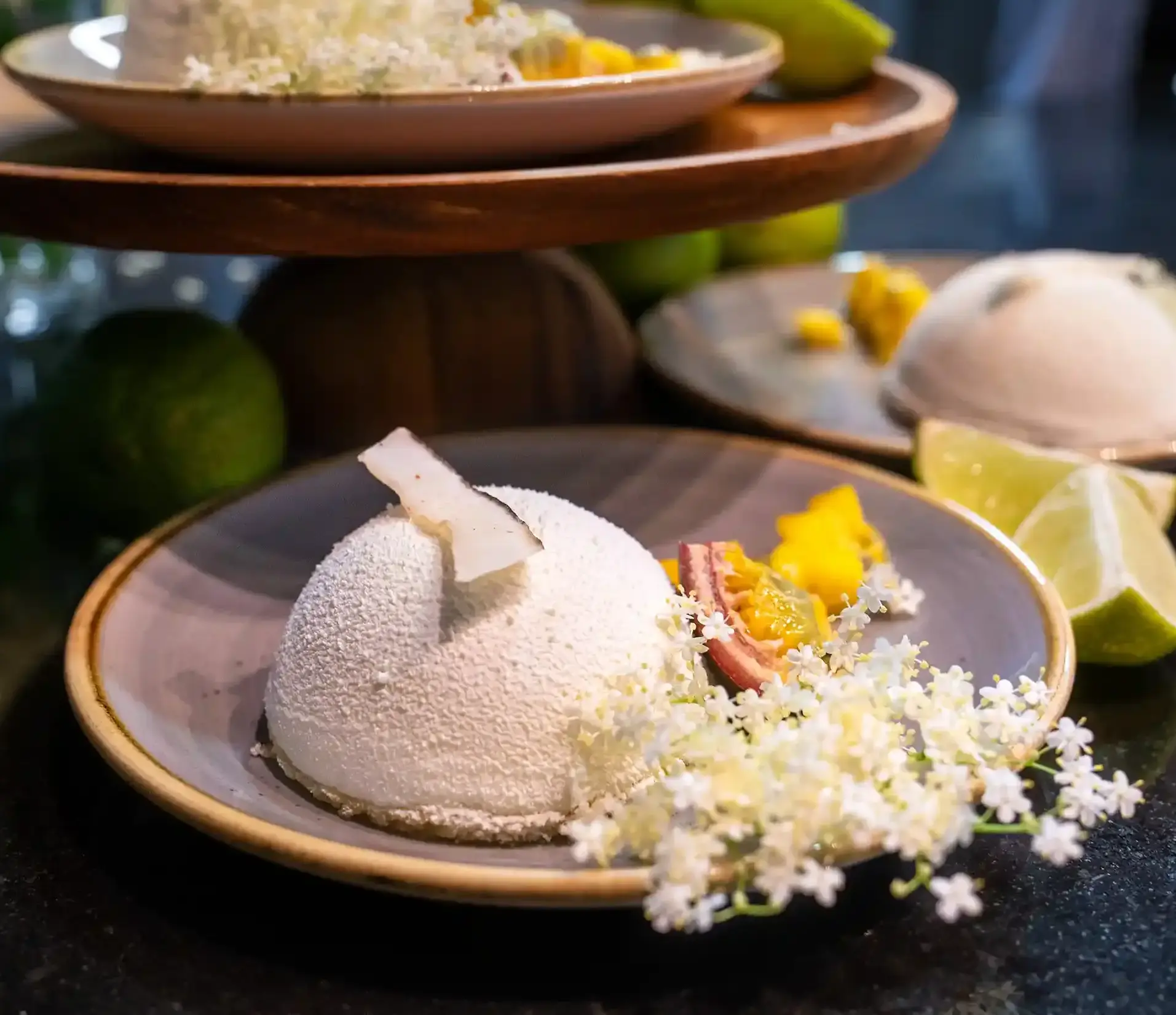 Kokos-Limetten-Törtchen mit Mango-Maracuja-Kern 