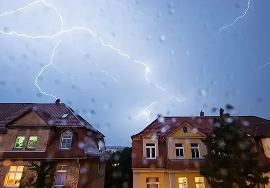 Blitze zucken über den Himmel.