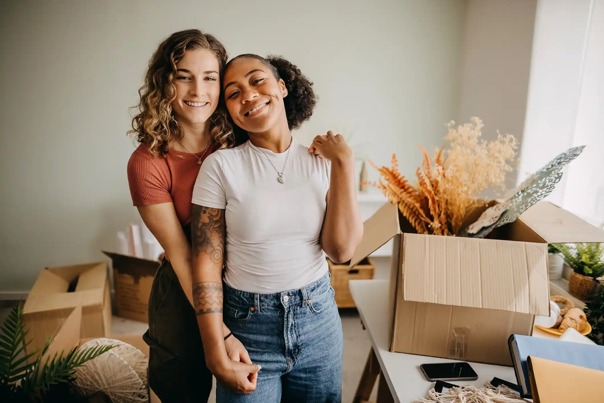 Ein verliebtes Paar lächelt in die Kamera.