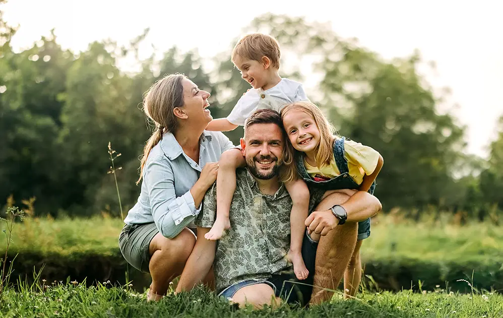 Gruppenbild einer glücklichen Familie.