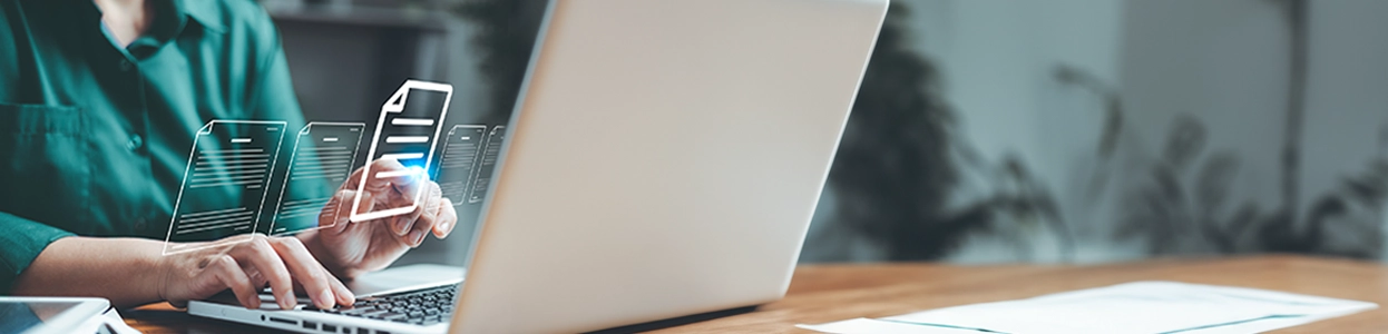 Person arbeitet an einem Laptop, daneben digitale Symbole von Dokumenten – Darstellung für Online-Verwaltung.