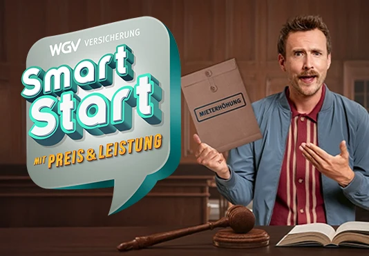 Ein kritisch schauender Mann hält einen Mietvertrag hoch.