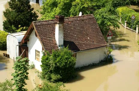 Wohnhaus im Hochwasser, Wasser steht bis zur Hälfte der Fassade