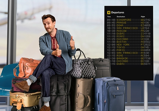 Ein freundlicher Mann mit Gepäck am Flughafen
