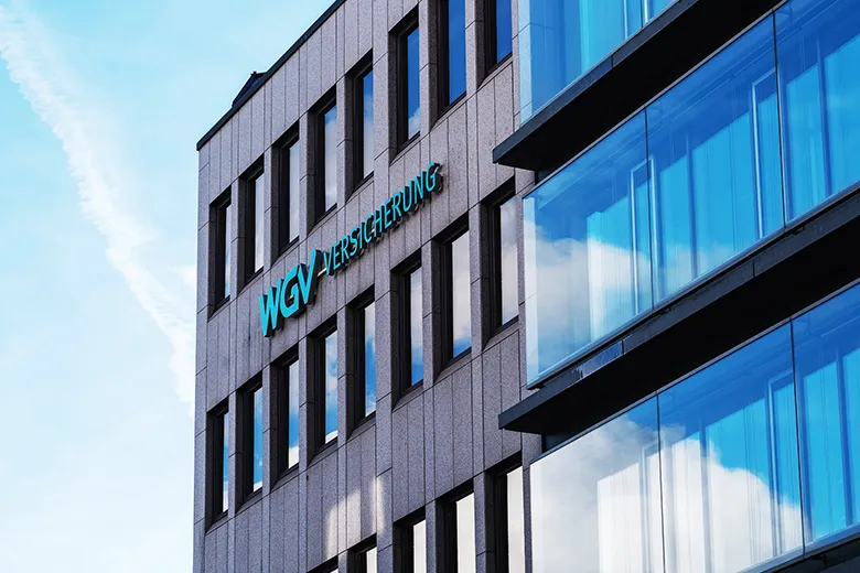 WGV Versicherungsgebäude mit Glasfassade und Logo an der Außenwand