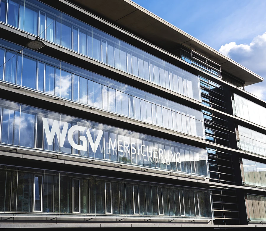 Moderne Glasfassade des WGV Versicherungsgebäudes mit Logo